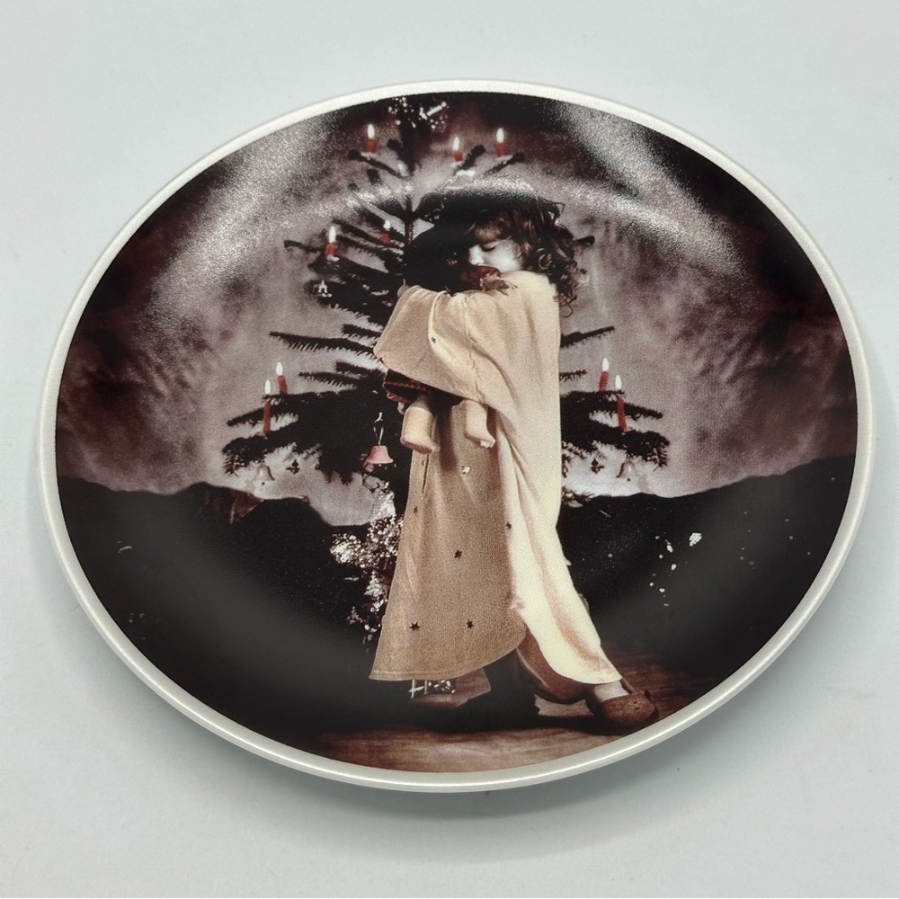Holiday Hugs and Kisses Pretty as a Picture Enesco Plate Collectible Display